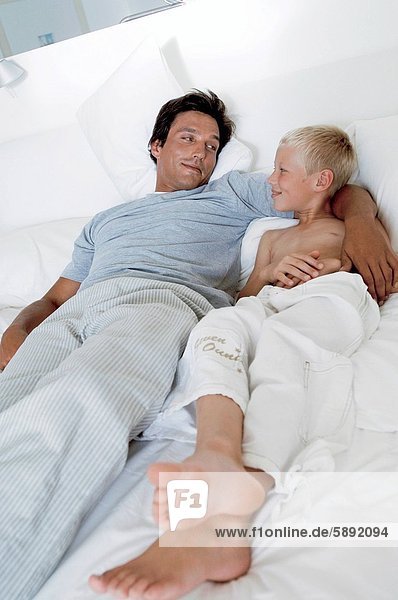 liegend liegen liegt liegendes liegender liegende daliegen Mann Sohn Bett Mittelpunkt Erwachsener