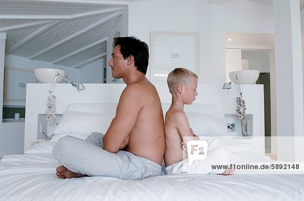 sitzend Mann Sohn Bett Mittelpunkt Erwachsener