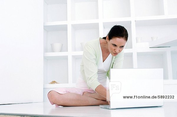 Mitte erwachsen frau mit einem laptop