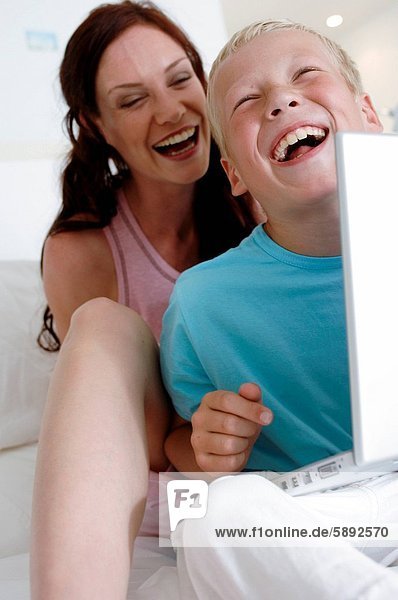 sitzend Frau lachen Sohn Bett Mittelpunkt Erwachsener