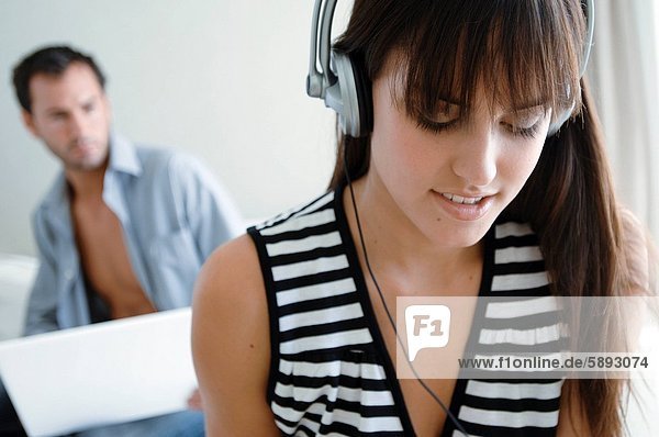 benutzen Frau Mann zuhören Notebook Hintergrund Musik jung