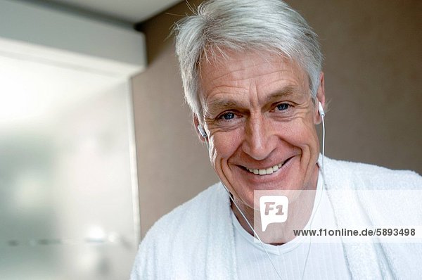 Senior  Senioren  Portrait  Mann  zuhören  lächeln  Musik