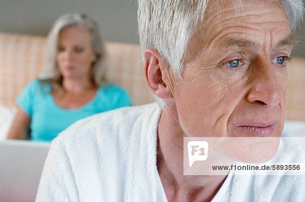 hinter Senior Senioren benutzen Frau Mann Notebook