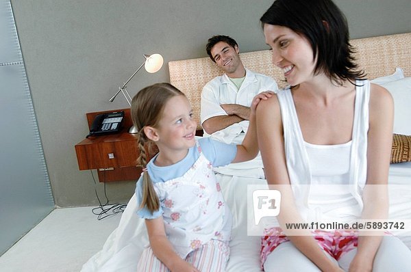 sitzend  Frau  lächeln  Bett  Hintergrund  Mittelpunkt  Tochter  Erwachsener  Ehemann