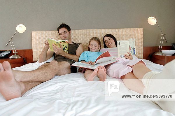 liegend  liegen  liegt  liegendes  liegender  liegende  daliegen  Buch  Bett  Mittelpunkt  Tochter  Erwachsener  vorlesen