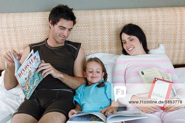 liegend liegen liegt liegendes liegender liegende daliegen Buch Bett Mittelpunkt Tochter Erwachsener vorlesen