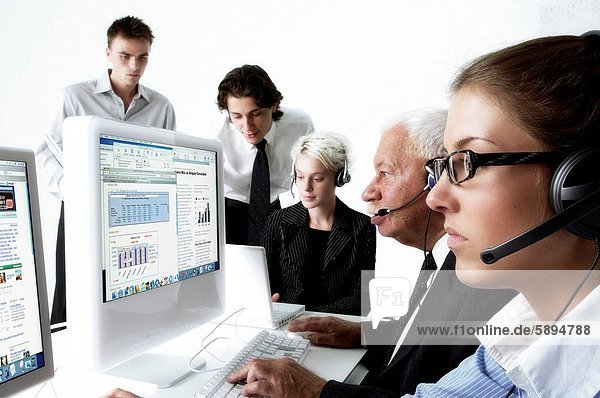 Zusammenhalt Computer 5 Büro arbeiten frontal Wirtschaftsperson Business