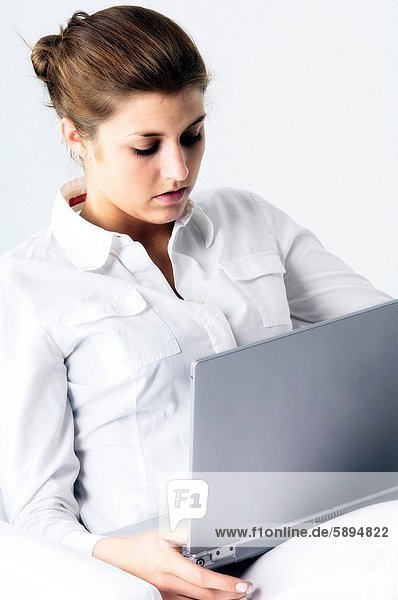 Junge Frau auf einem Laptop arbeiten