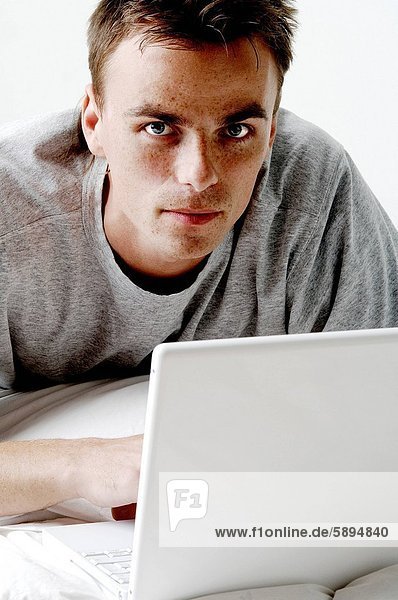 Porträt eines jungen Mannes mit einem laptop
