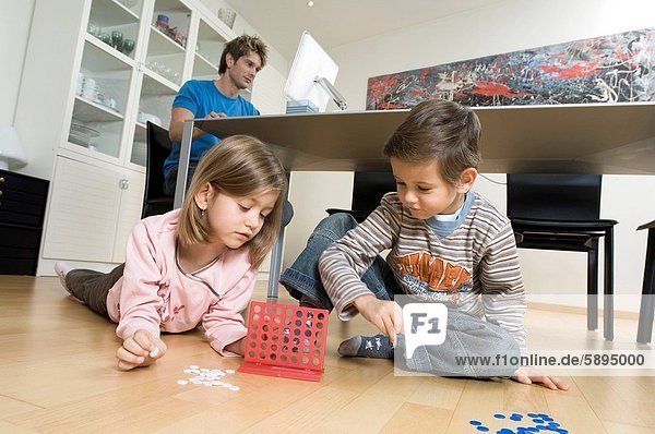 benutzen Computer Bruder Menschlicher Vater Schwester Spiel Hintergrund spielen