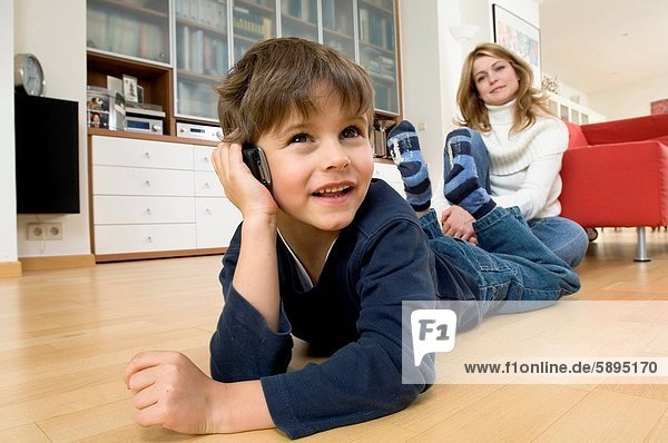 Handy hinter sitzend sprechen Sohn Kurznachricht Mutter - Mensch
