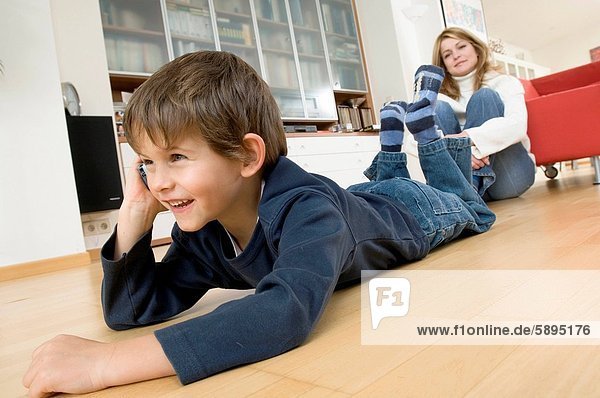 Handy hinter sitzend sprechen Sohn Kurznachricht Mutter - Mensch