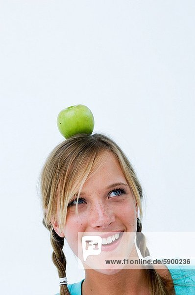 Frau  balancieren  grün  jung  Apfel