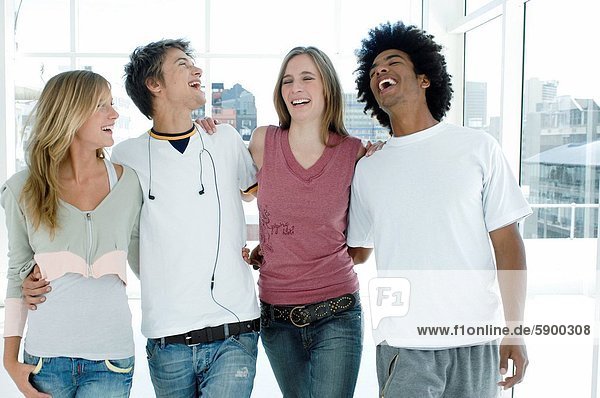 stehend lachen 2 jung