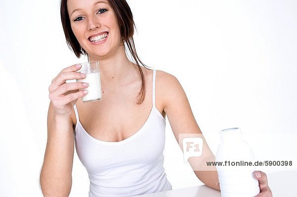 Portrait  Frau  lächeln  jung  trinken  Milch