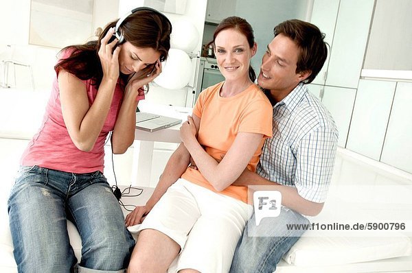 nebeneinander neben Seite an Seite Frau Mann zuhören lächeln Musik jung