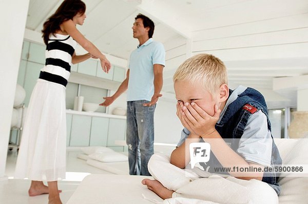 sitzend  Konflikt  Junge - Person  Menschliche Eltern  Hintergrund  Couch