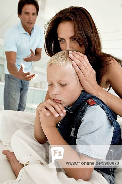 sitzend stehend Frau Mann Sohn Hintergrund jung bedecken