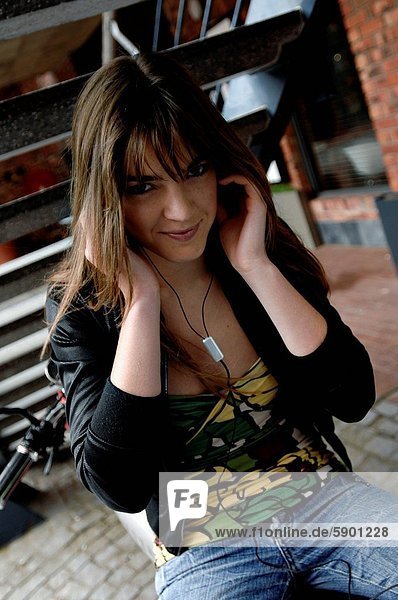sitzend Portrait Frau lächeln jung Motorrad