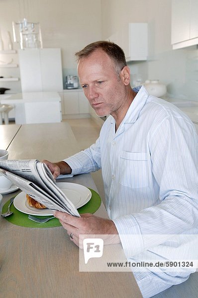 Mann  reifer Erwachsene  reife Erwachsene  Zeitung  vorlesen