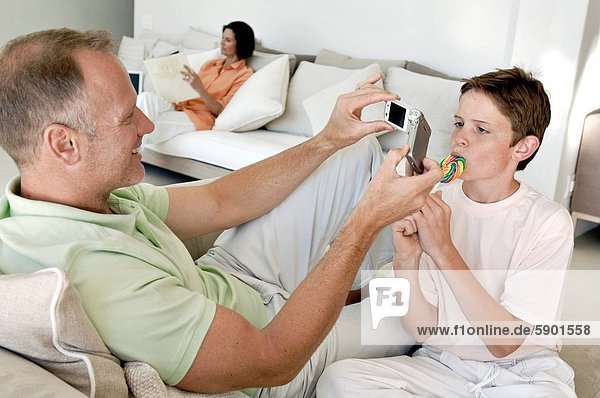 sitzend Frau Mann Fotografie nehmen Sohn Hintergrund reifer Erwachsene reife Erwachsene