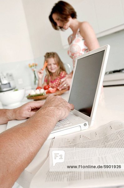 benutzen Notebook Mensch Hintergrund Mädchen Mutter - Mensch
