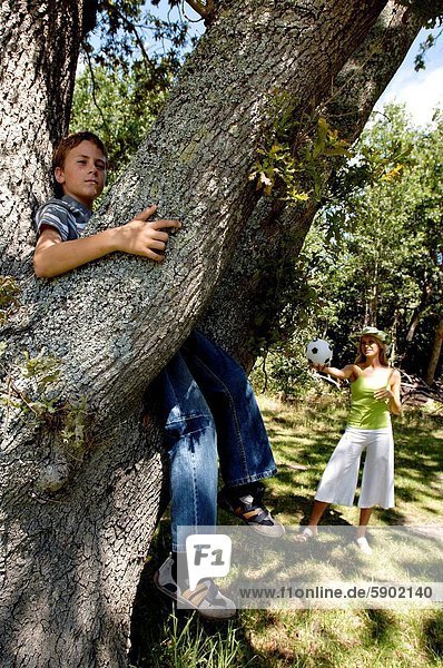 sitzend stehend Junge - Person Baum Hintergrund Mutter - Mensch