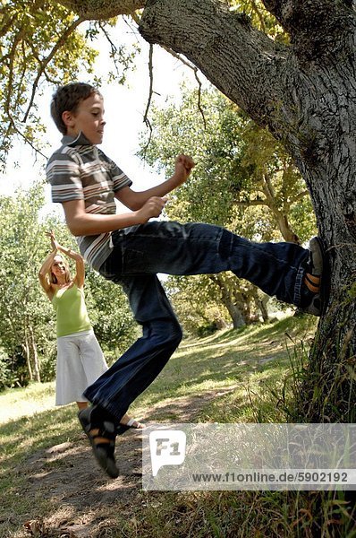 Profil Profile Junge - Person klatschen Baum Seitenansicht Mutter - Mensch klettern