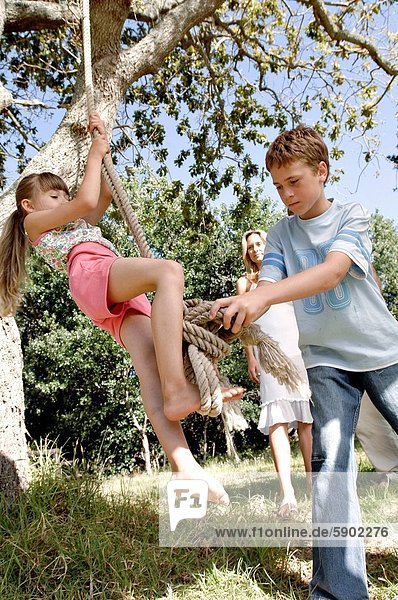 schaukeln schaukelnd schaukelt schwingen schwingt schwingend Junge - Person Schwester Seil Tau Hintergrund Mutter - Mensch Schaukel