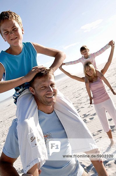 tragen Strand Sohn Menschliche Schulter Schultern Mittelpunkt Tochter Erwachsener