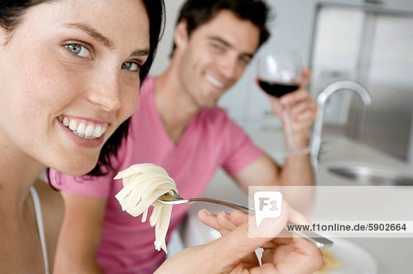Portrait Frau Mann Glas Wein halten Hintergrund rot jung Spaghetti essen essend isst