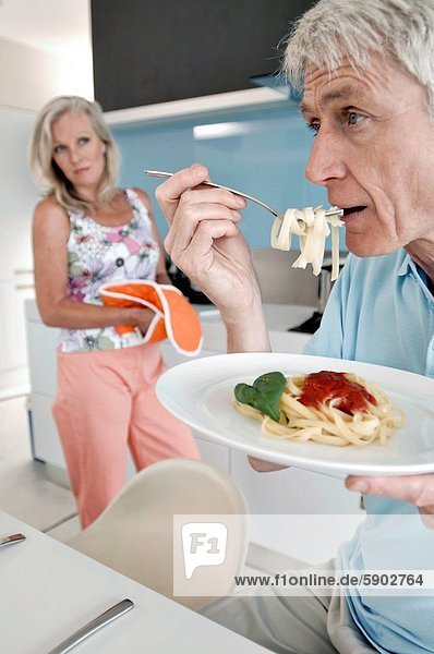 Senior  Senioren  Frau  Mann  halten  Hintergrund  Ravioli  Fettuccine  essen  essend  isst