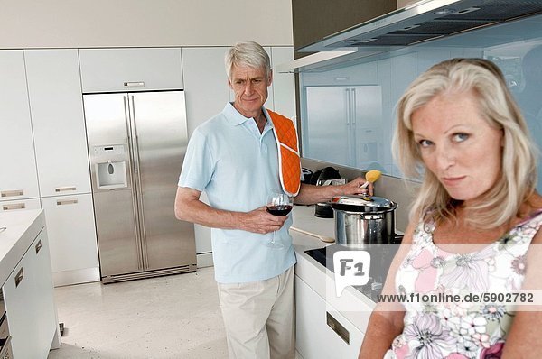 Senior Senioren kochen Portrait Frau Mann Hintergrund