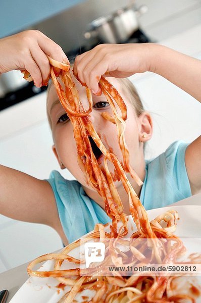 Portrait Ravioli Fettuccine essen essend isst Mädchen
