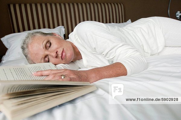Senior Senioren Frau Bett schlafen