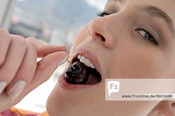 Portrait  Frau  Kirsche  jung  essen  essend  isst