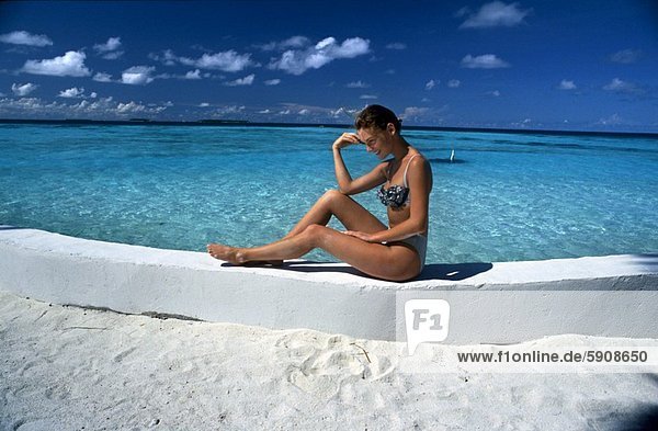 Profil  Profile  sitzend  Frau  jung  Fenstersims  Seitenansicht  Malediven