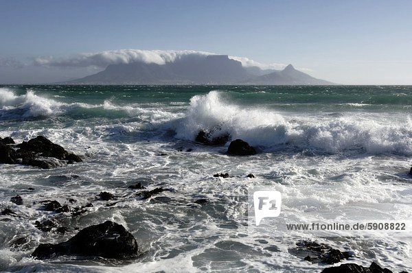 Südliches Afrika  Südafrika  Felsbrocken  Wasserwelle  Welle  Meer  zerbrechen brechen  bricht  brechend  zerbrechend  zerbricht  Western Cape  Westkap  Kapstadt