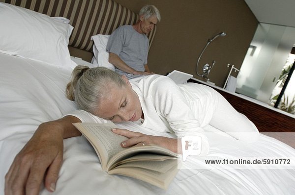 nebeneinander  neben  Seite an Seite  Senior  Senioren  benutzen  Frau  Mann  Notebook  Bett  schlafen