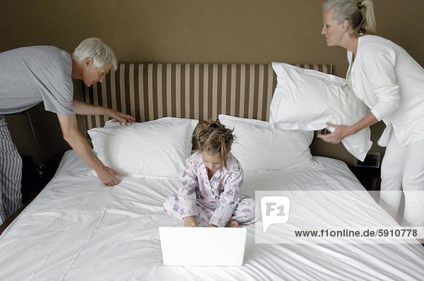 Senior  Senioren  benutzen  Notebook  halten  Bett  Mädchen  Kissen