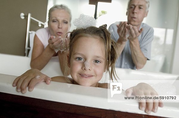 Seife  Portrait  blasen  bläst  blasend  Hintergrund  Großeltern  Mädchen  Badewanne