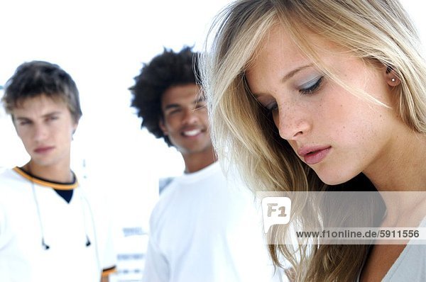 hinter  stehend  Jugendlicher  sehen  ernst  Junge - Person  Close-up  close-ups  close up  close ups  2  Mädchen
