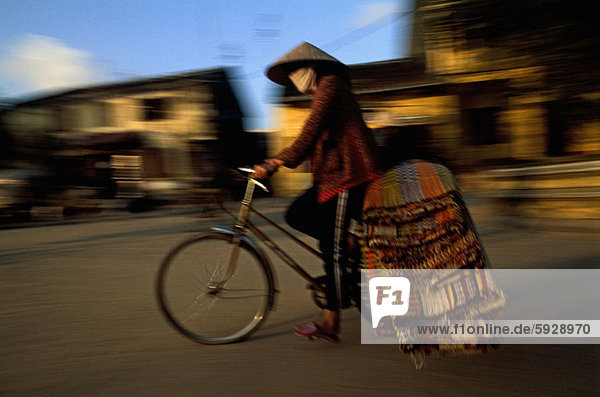 niedrig  Mann  tragen  Teppichboden  Teppich  Teppiche  Ansicht  Flachwinkelansicht  Fahrrad  Rad  Winkel  Vietnam