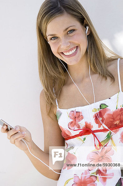 Portrait  Frau  zuhören  Spiel  jung  MP3-Player  MP3 Spieler  MP3 Player  MP3-Spieler