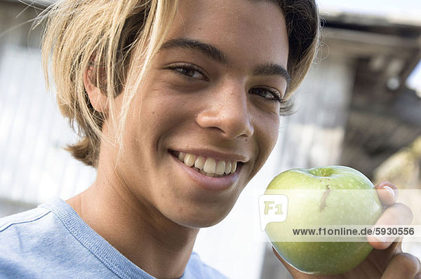 Portrait  Jugendlicher  Junge - Person  grün  halten  Apfel