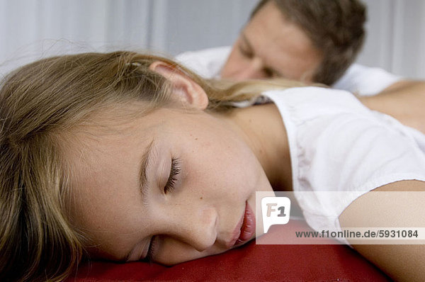 Menschlicher Vater  schlafen  Close-up  close-ups  close up  close ups  Mädchen