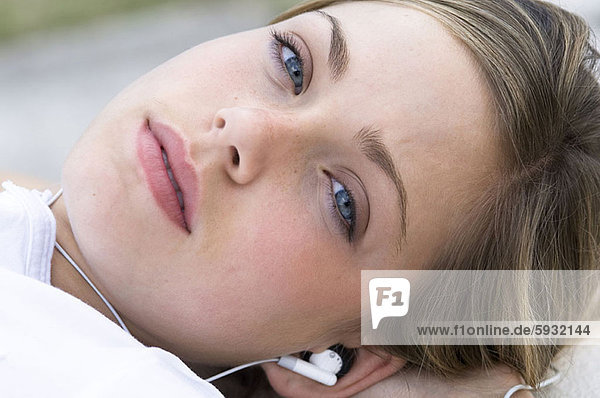 Portrait  Frau  zuhören  Kopfhörer  Musik  jung  Kleidung