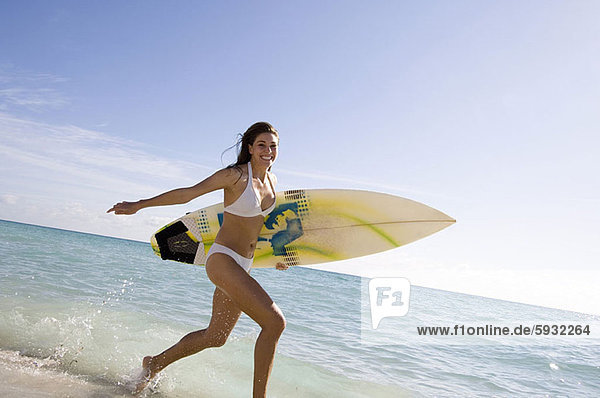 Profil  Profile  Frau  Strand  rennen  halten  Surfboard  jung  Seitenansicht