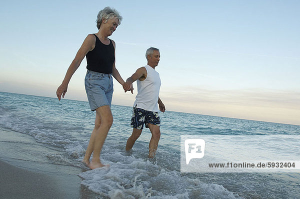 Senior  Senioren  gehen  Strand
