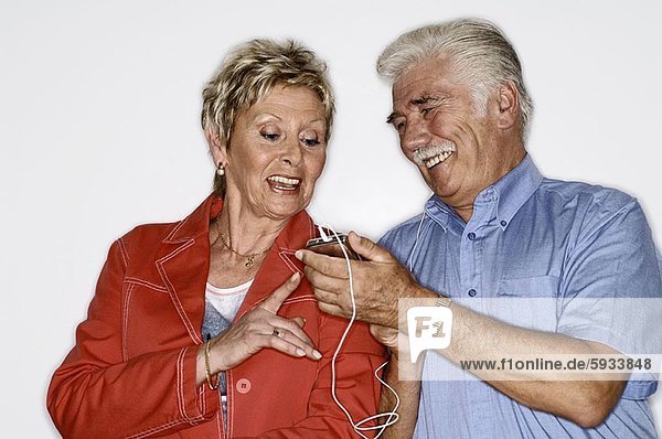 Senior  Senioren  zuhören  Spiel  MP3-Player  MP3 Spieler  MP3 Player  MP3-Spieler